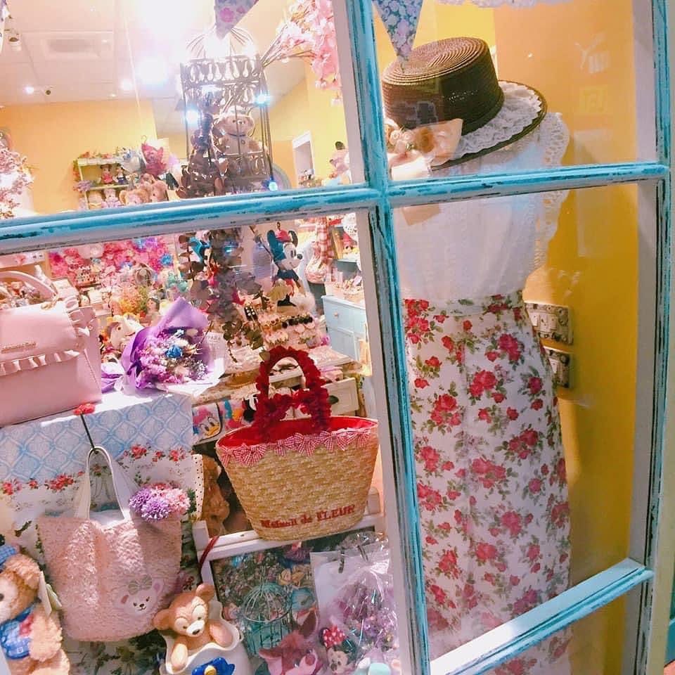另一角度的店內大量商品全景與櫥窗模特兒